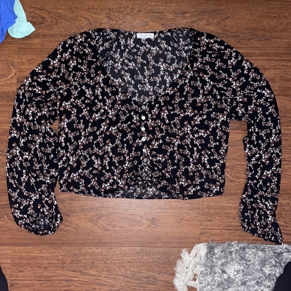 Crops tie front button down blouse.